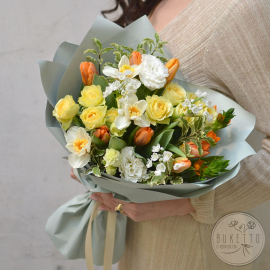 Букет тюльпанами, нарциссами и кустовыми розами №k59