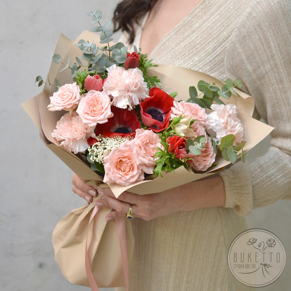 Заказать букет с анемонами и кустовыми розами №387 с доставкой по Москве