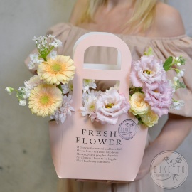 Цветочная сумочка с герберами-мини, пионовидными розами, хризантемой и маттиолой №787
