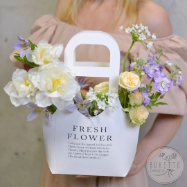 Цветочная сумочка с тюльпанами, пионовидными розами, маттиолой и клематисом №788
