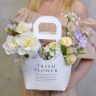 Цветочная сумочка с тюльпанами, пионовидными розами, маттиолой и клематисом №788