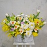 Цветочная корзина с мимозой, нарциссами, тюльпанами и хелеборусом №798